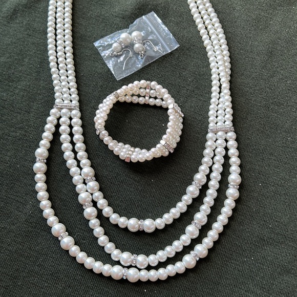3-Strand Pearl necklace with matching bracelet and earrings - Picture 3 of 4